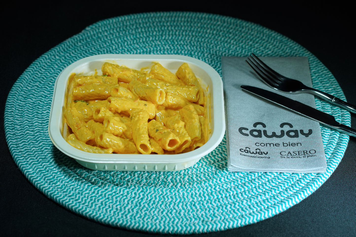 Pasta con salsa cítrica de tomate cherry y queso feta